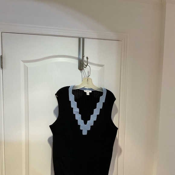 ST JOHN SLEEVELESS SWEATER - Picture 2 of 2